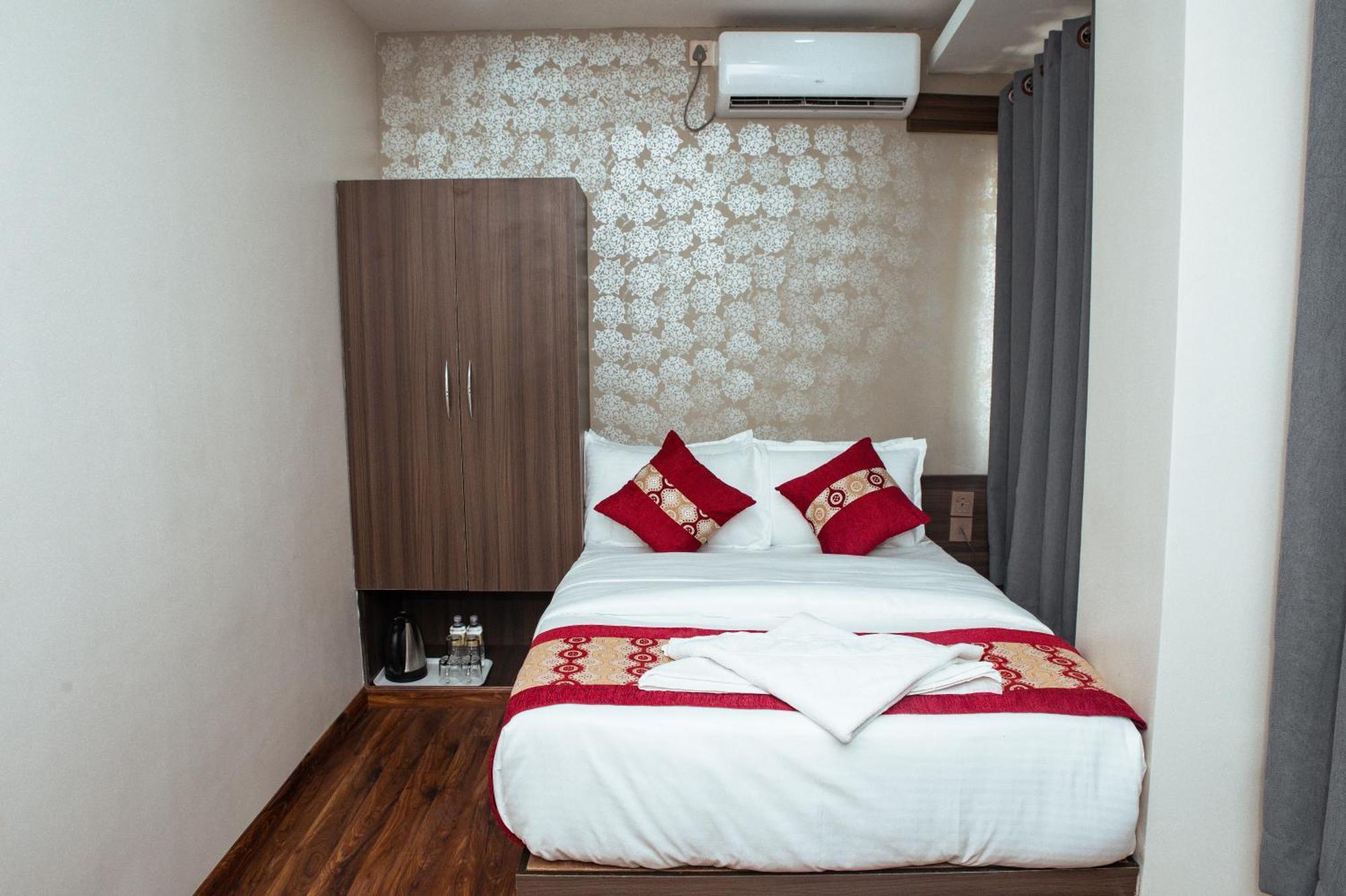 Kusum Airport Hotel Κατμαντού Εξωτερικό φωτογραφία